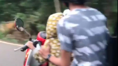Seorang pemuda izinkan anak kecil mengendarai motor