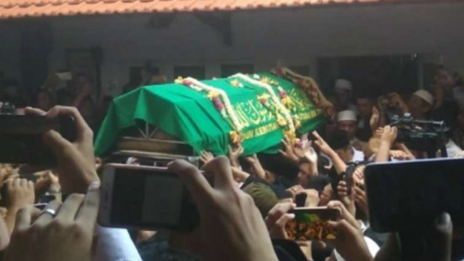  Jenazah Gus Sholah dibawa ke masjid di kompleks Pesantren Tebu Ireng, Jombang