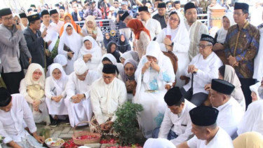 Gus Mus mengikuti proses memakamkan jenazah Gus Sholah di Pesantren Tebu Ireng. 