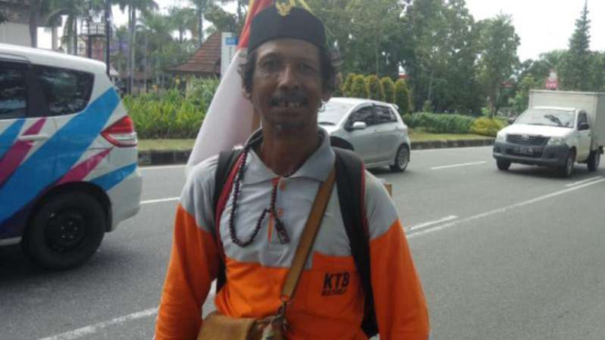 Untung (42), pria asal Yogyakarta yang jalan kaki keliling Indonesia.