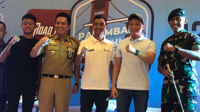Atlet peraih medali emas SEA Games 2019, Jauhari Johan (tengah)