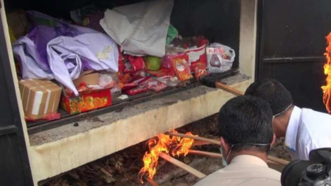 Pemusnahan makanan hingga buah-buahan asal China.
