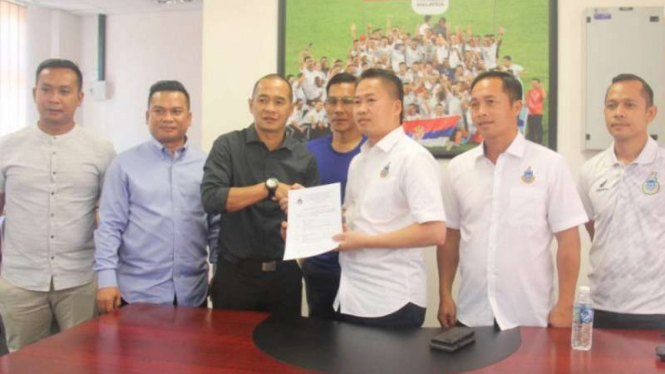 Pelatih Sabah FA, Kurniawan Dwi Yulianto (tengah)