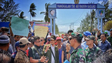 Sejumlah warga Natuna melakukan aksi unjuk rasa tolak karantina WNI dari Wuhan