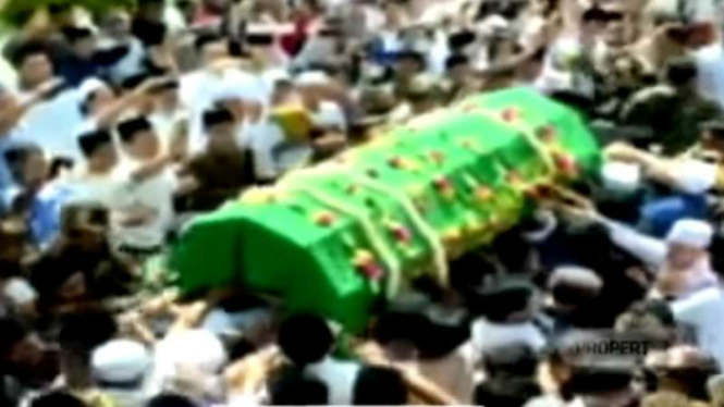 Ribuan orang mendatangi kompleks Pesantren Tebuireng di Jombang, Jawa Timur, dalam pemakaman Salahuddin Wahid alias Gus Sholah di kompleks pemakaman keluarga di sana, Senin, 3 Februari 2020.
