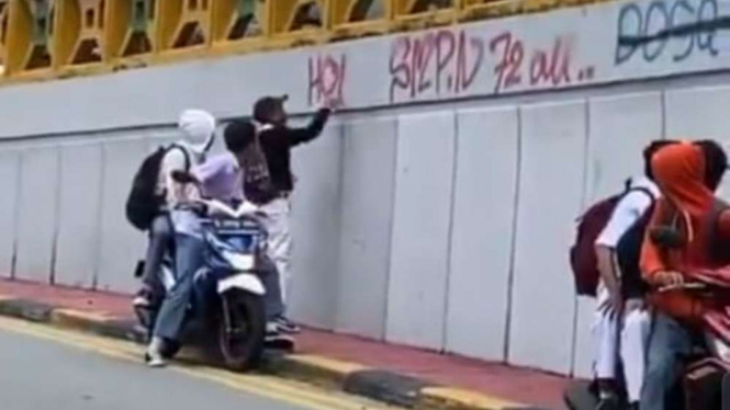 Sejumlah pelajar melakukan aksi vandalisme di underpass Tanah Abang, Jakpus.
