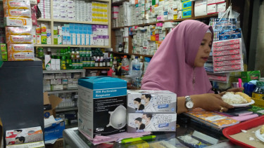 Pedagang masker di pasar Pramuka