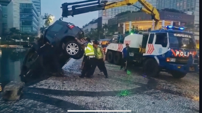 Mobil Land Rover nyebur ke Bundaran HI