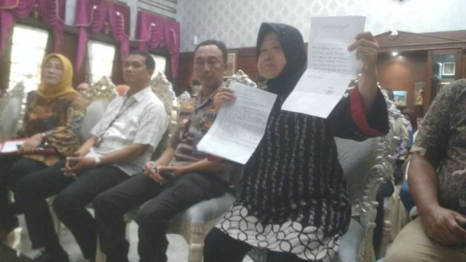 Wali Kota Surabaya Tri Rismaharini alias Risma dan Kepala Polrestabes Surabaya Kombes Pol Sandi Nugroho di rumah dinas Risma di Surabaya pada Rabu, 5 Januari 2020.