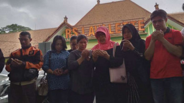 Belasan warga Kota Malang berdoa bersama untuk MS, siswa SMPN 16 Kota Malang yang menjadi korban bullying, di halaman rumah sakit tempat siswa itu dirawat pada Selasa, 4 Februari 2020.
