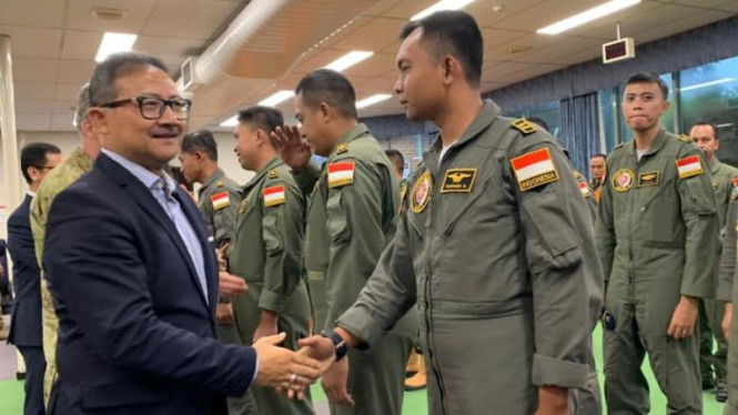 Dubes RI untuk Australia Kristiarto Legowo menyalami salah satu anggota tim Indonesia yang akan membantu penanganan kebakaran semak di Australia.