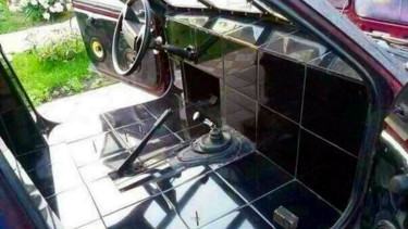Lantai mobil dipasangi keramik