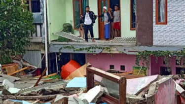 Rumah kos 20 kamar ambruk di Pela Mampang, Jakarta.