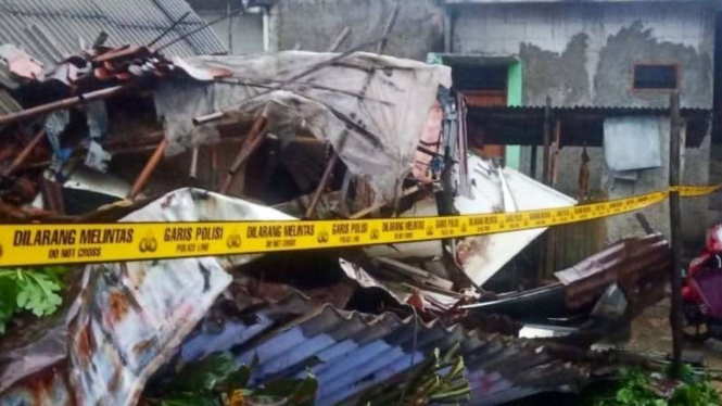 Rumah Kos tiga lantai di Mampang, Jakarta Selatan ambruk