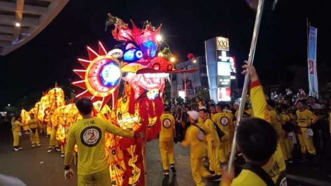 Atraksi Naga Bersinar dalam perayaan Cap Go Meh di Pontianak, Kalbar.