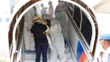 Pemeriksaan turis China yang datang ke Indonesia.