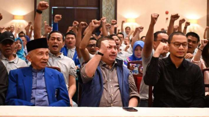Mulfachri Harahap bersama Amien Rais dan Hanafi Rais.