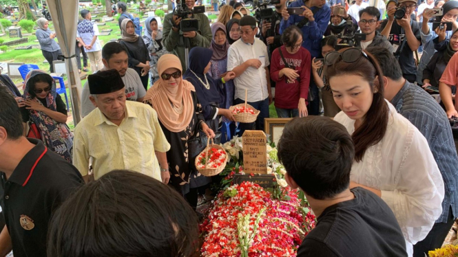 Artis Iringi Jenazah Istri Chrisye.