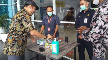 Puluhan pekerja China jalani cek kesehatan di Bekasi.