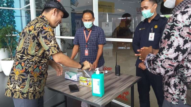 Puluhan pekerja China jalani cek kesehatan di Bekasi.