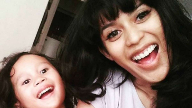 Karen Pooroe dan mendiang anaknya