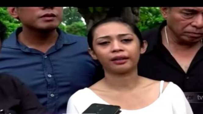 Karen Pooroe atau dikenal juga sebagai Karen Idol.