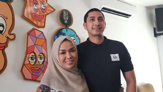Medina Zein dan suami