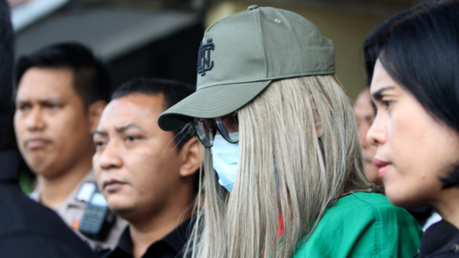 Artis transgender Lucinta Luna ditangkap polisi karena penggunaan narkoba.