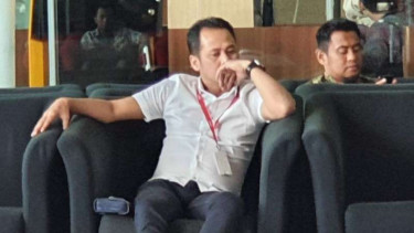 Advokat PDIP, Donny Tri Istiqomah, diperiksa KPK.