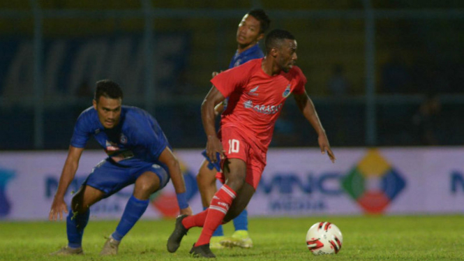 Para pemain Arema FC (biru) saat menghadapi Sabah FA