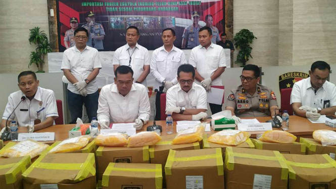 Satgas Pangan saat press rilis sita 15 Ton kuning telor beku asal India.