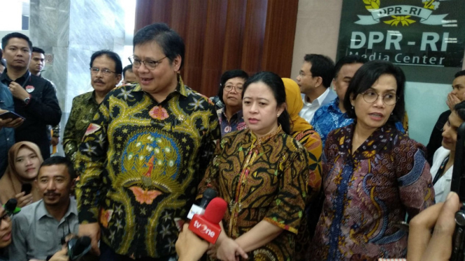 Ketua DPR Puan Maharani (tengah)