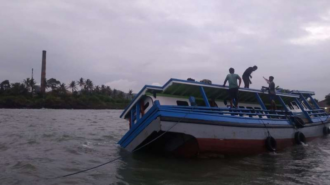 Kapal bermuatan pisang karam di perairan Banten