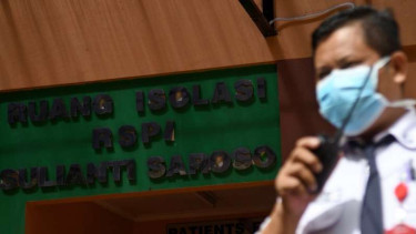 Petugas keamanan berjaga di depan ruang isolasi Rumah Sakit Penyakit Infeksi (RSPI) Sulianti Saroso, Jakarta.
