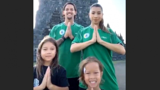Aksi video TikTok keluarga Irfan Bachdim di depan Candi Prambanan