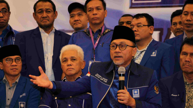 Ketum Zulkifli Hasan dan eks Ketum PAN Hatta Rajasa (tengah)