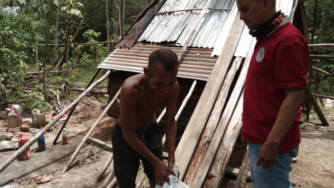 Ketua IWO Sekadau, Sutarjo saat beri bantuan kepada kakek hidup yang sendirian