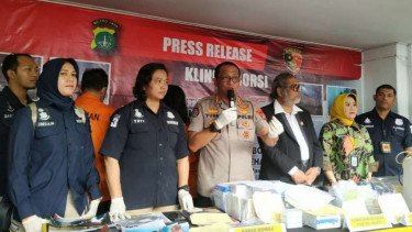 Kabid Humas Polda Metro Jaya Kombes Pol Yusri Yunus merilis kasus klinik aborsi.