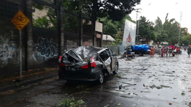 Mobil di kawasan Kotabaru, Kota Yogyakarta rusak tertimpa pohon tumbang