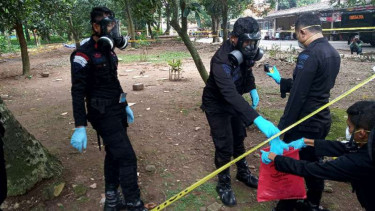 Petugas memeriksa tanah dan serpihan yang mengandung radioaktif di Tangsel.