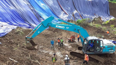 Excavator dan terpal disediakan di kawasan longsor