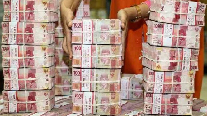 Ilustrasi tumpukan uang miliaran rupiah