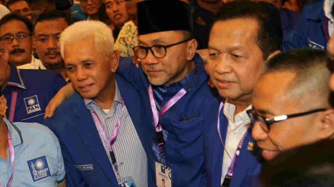 Ketum PAN Zulkifli Hasan (tengah)