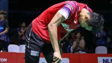 Jonatan Christie tertunduk usai kalah di final BATC 2020.
