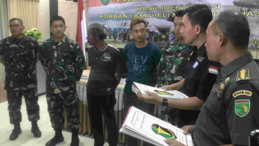 Tim DVI dan TNI beri sertifikat kematian ke keluarga korban Heli M1-17.