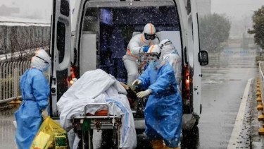 Petugas Palang Merah Dunia menangani korban Virus Corona COVID-19.