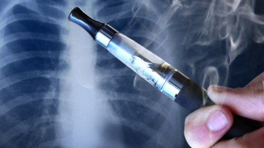 Vape atau rokok elektrik.
