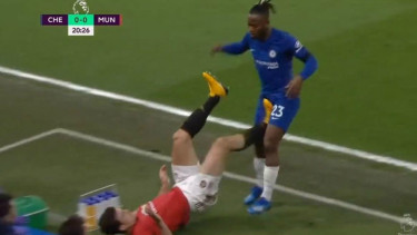 Aksi Harry Maguire tendang pangkal paha Michy Batshuayi jadi sorotan