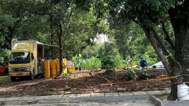 Tim dari BATAN mengangkut tanah yang terpapar radiaoaktif di Komplek Batan Indah