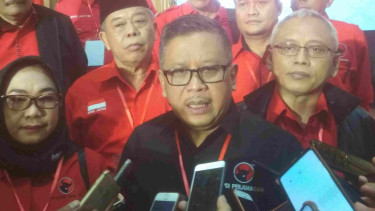 Sekjen PDIP Hasto Kristiyanto (tengah)
